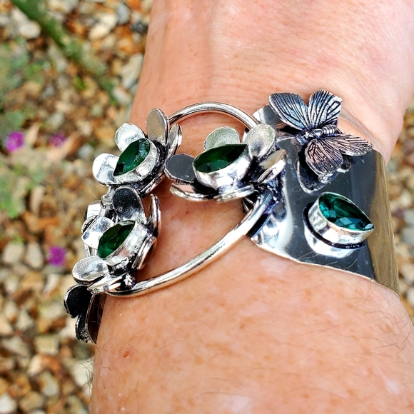 New Unique Peridot Butterflies and Flowers Silver Cuff Bracelet. - Picture 15 of 16